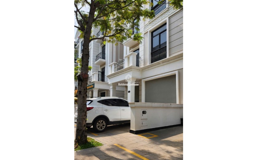 Bán gấp nhà và phố 1 trệt 4 lầu áp mái tiếp giáp bến du thuyền Vinhomes Grand Park